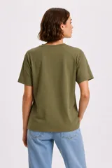 Remera de algodón de manga corta y calce holgado, con cuello redondo y diseño floral frontal realizado con studs metálicos.