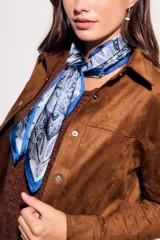 Pañuelo tipo bandana de tela ligera con estampado paisley en tonos azules y celestes.