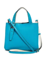Cartera tipo tote de tamaño compacto en color azul vibrante, confeccionada en piel sintética lisa. Presenta doble asa de mano, correa ajustable para llevar al hombro o cruzada, y detalle de hebilla decorativa con logo grabado en el frente.
