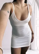Vestido corto blanco ajustado al cuerpo, con escote recto y tirantes finos.