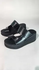 Sandalias de cuero legítimo color marrón, con plataforma alta, tira superior texturizada con estampado animal print y tira delantera con sujeción para el dedo.