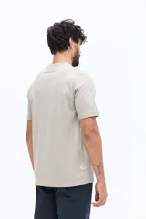 Remera básica de hombre con cuello redondo y mangas cortas, confeccionada en algodón. Presenta un pequeño logo bordado en el pecho.