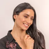 Aros colgantes de plata 925 bañada en oro 18k con siete piedras de cuarzo rosado en forma de gota.