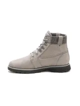 Bota Caterpillar modelo Charli Wp, color gris, confeccionada en cuero con cuello tejido y pasadores metálicos para los cordones.
