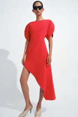 Vestido midi de cuello barco y manga corta abullonada, color rojo, con diseño asimétrico en el bajo en línea evasé y cierre trasero con cremallera oculta.