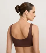 Top deportivo color marrón, sin copa, con escote redondo y breteles medianos.