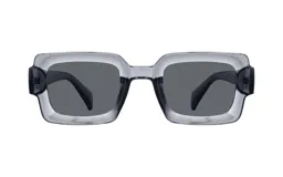 Lentes de sol cuadrados con marco grueso de acetato gris translúcido y lentes grises.