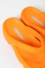 Sandalias tipo ojotas color rosa con plataforma y suela track.