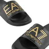 Ojotas EA7 Emporio Armani con base negra y banda superior blanca que presenta el logo de la marca en color negro.