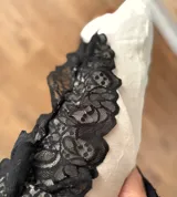 Vestido largo de estilo lencero color crema, con puntillas negras aplicadas verticalmente en el frente y la espalda.