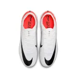 Championes de fútbol Nike Mercurial Vapor 15 Elite FG, color blanco con detalles en rojo y negro. Presentan tecnología Flyknit y unidad Air Zoom en la suela para mayor reactividad.