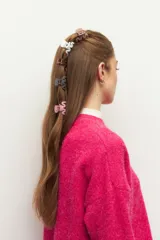 Set de broches para el pelo de diferentes colores.