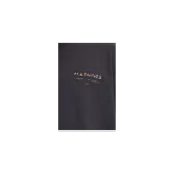 Remera Allsaints de manga corta, color negro, con cuello redondo y diseño liso. Presenta un pequeño estampado dorado en el pecho con el logotipo de la marca.
