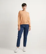Buzo de punto color verde lima, con cuello redondo, manga larga y diseño de sisa desplazada.