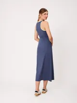 Vestido largo de algodón color azul, de corte recto y sin mangas, con ribetes en contraste en el cuello y sisas.
