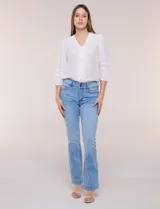 Jean elastizado de tiro alto y pierna semi-oxford, color azul, con diseño clásico de cinco bolsillos y dobladillo en el ruedo. Incluye un cinturón trenzado de cuerina marrón con hebilla metálica dorada.