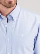 Camisa oxford de hombre color verde menta, con corte regular fit, cuello buttondown y manga larga con puño simple. Presenta cierre frontal de botones y pequeño logo bordado en el pecho.