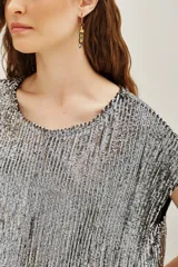 Remera azul marino con lentejuelas verticales, cuello redondo y mangas cortas.