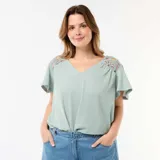 Camiseta color verde menta de tejido crepé con escote en V y mangas cortas acampanadas. Presenta detalles de encaje de macramé en los hombros.