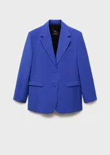 Blazer estructurado de corte recto en color azul vibrante, con cuello de solapa, cierre frontal de dos botones, bolsillos laterales con solapa y bolsillo de ribete en el pecho.