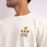Remera color blanco con estampa de flores y sol en el pecho.