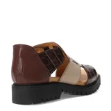 Sandalias de cuero combinadas en tonos marrón y beige, con diseño de recortes laterales y textura tipo cocodrilo. Presentan una suela track negra robusta y detalle de costuras decorativas en el lateral.