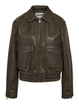 Campera bomber de Noisy May con efecto cuero desgastado, cuello camisero, cierre frontal, bolsillos delanteros con solapa, ruedo elastizado y puños con cierre.