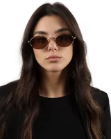 Lentes de sol unisex con marco ovalado dorado y cristales marrones.