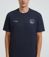 Remera azul marino de algodón con cuello redondo y manga corta. Estampa localizada en el frente con temática resort club y silla de playa.