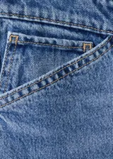 Jeans de denim de tiro medio y corte recto, con diseño clásico de cinco bolsillos y lavado azul medio.