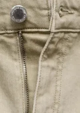 Pantalón de jean estilo wide leg de tiro alto, con cierre de cremallera y botón, y bolsillos traseros.