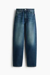 Jean de tiro alto y diseño barrel en denim de algodón azul, con corte de cinco bolsillos, cierre frontal con botón y cremallera, y piernas de corte curvo y holgado.
