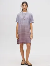 Vestido corto de punto con efecto degradado que transiciona de celeste a bordo, cuello redondo y mangas cortas con puños a rayas en contraste, de corte suelto.