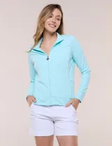 Campera liviana blanca de silueta entallada con protección solar UPF 50, cuello alto y cierre frontal completo. Cuenta con mangas largas y bolsillos laterales.