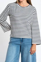 Remera de manga larga con cuello redondo, corte ajustado al cuerpo y patrón de rayas horizontales anchas en blanco y azul marino.