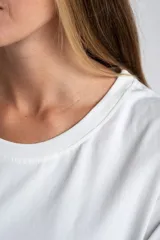 Remera de manga larga con cuello redondo, confeccionada en tejido de algodón con elastano, de calce ajustado al cuerpo.