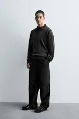 Jersey de corte relajado confeccionado en hilatura de algodón con efecto lavado. Presenta cuello redondo, manga larga y acabados en rib en cuello, puños y bajo.