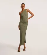 Vestido midi de color verde militar, confeccionado en tejido rib de poliamida. Presenta diseño de un solo hombro, fruncidos laterales a lo largo del cuerpo y tajo lateral en el bajo.