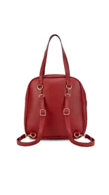 Mochila color bordó con doble asa superior, correas traseras regulables y bolsillo frontal con cierre. Se puede usar como mochila o como cartera.