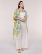 Kimono de gasa ligera con estampado floral en tonos beige y salmón, de silueta amplia, mangas cortas integradas y ruedo asimétrico con detalles de borlas en las puntas.
