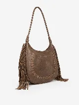 Cartera tipo hobo de cuero vacuno color tostado, con diseño amplio y flexible, decorada con un trenzado artesanal en el frente y largos flecos laterales. Cuenta con correa larga para llevar al hombro.