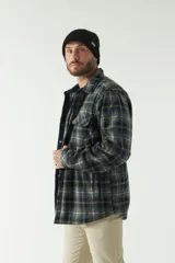 Sobrecamisa polar a cuadros para hombre con bolsillos tipo cartera y laterales, logo en grifa de goma y fit regular.