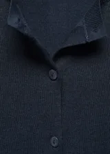 Cardigan de punto fino color azul marino, con cuello redondo, manga larga y cierre frontal con botones. Presenta un diseño recto con terminaciones en canalé.