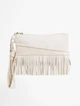Sobre de mano color beige con diseño combinado de gamuza y cuero, adornado con flecos colgantes en la parte inferior y muñequera desmontable lateral.