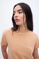 Remera celeste de algodón, corte clásico y mangas cortas.