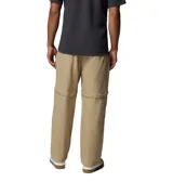 Pantalón convertible Columbia modelo Acker Rock Convert, color beige, de corte holgado y diseño cargo con múltiples bolsillos, bolsillos laterales con solapa y parche de la marca. Las perneras se desmontan mediante cremalleras para convertirlo en short.