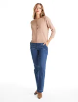 Cardigan de tejido fino con abotonadura frontal, cuello redondo y mangas tres cuartos con puños acanalados.