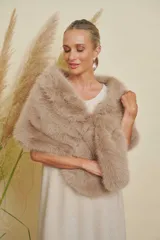 Cuello de piel sintética color visón, de diseño amplio y envolvente.