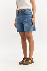 Short de jean tiro alto con diseño de corte recto y largo intermedio, lavado desgastado y terminaciones desflecadas en el ruedo.