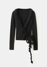 Cardigan negro de punto cruzado, con escote en V con volados y tiras largas para atar en el lateral.